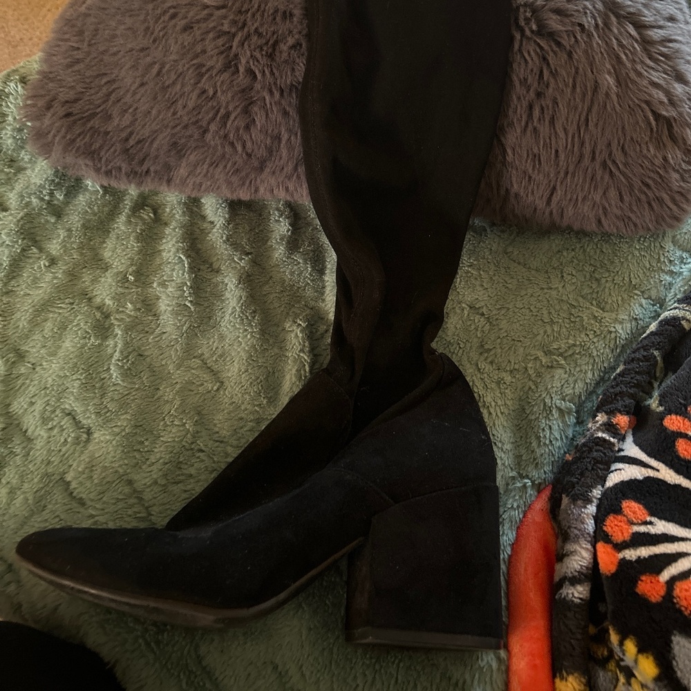 Knew high block heeled boot